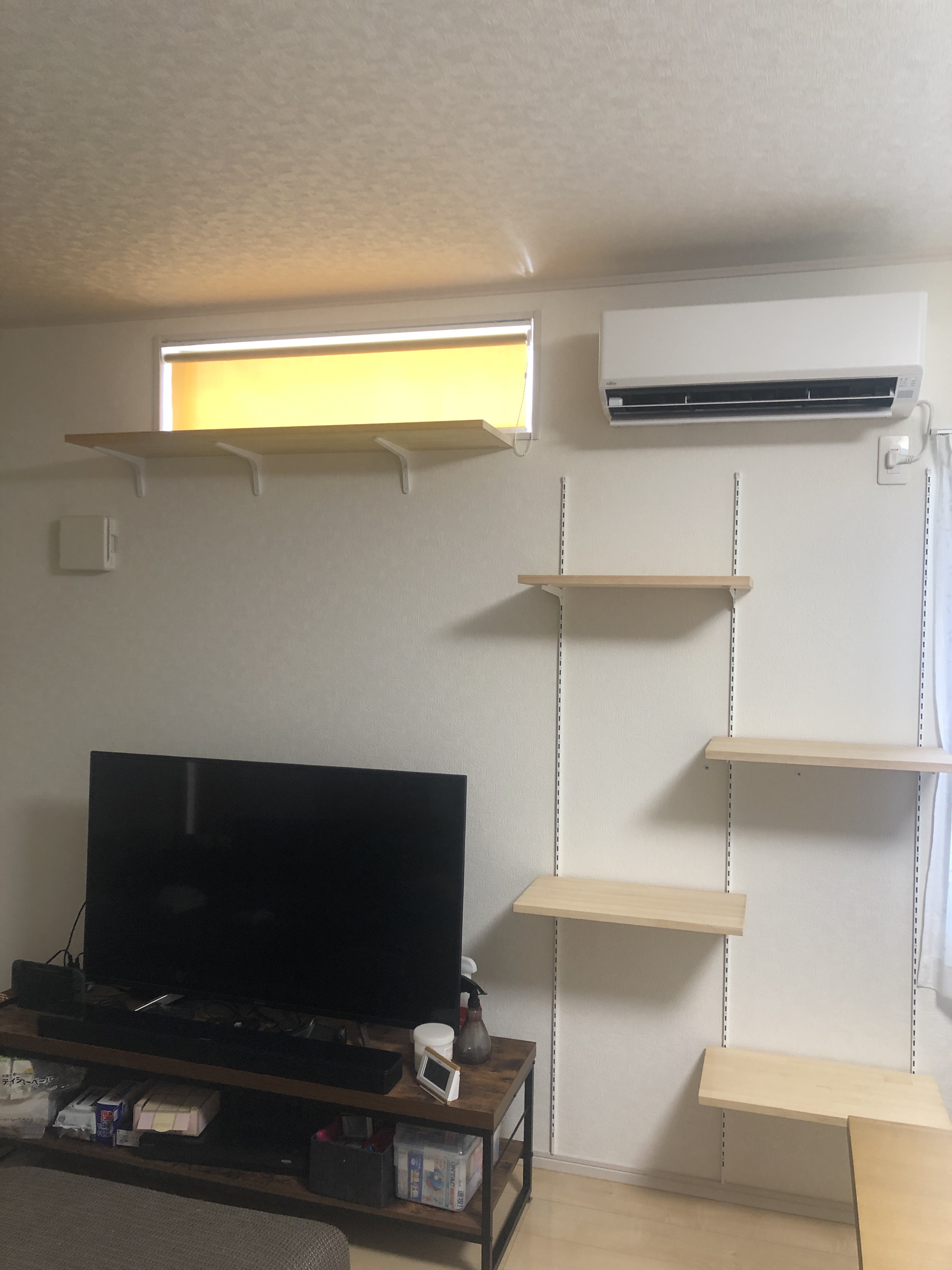 F様邸のリビングにキャットウォークと可動式のキャットタワ-を取り付けました。 F様邸のリビングにキャットウォークと可動式のキャットタワ-を取り付けました。