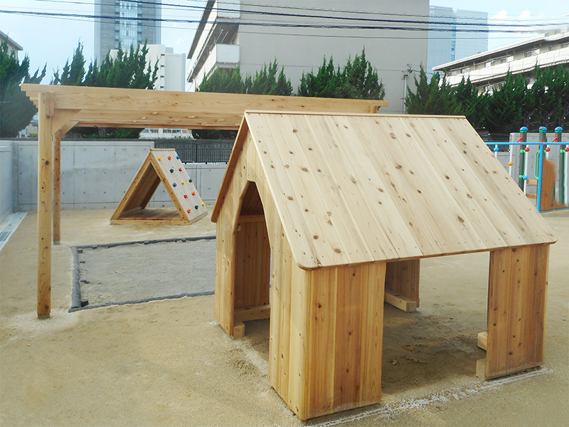 木製のログハウス（子どもたちの秘密基地）