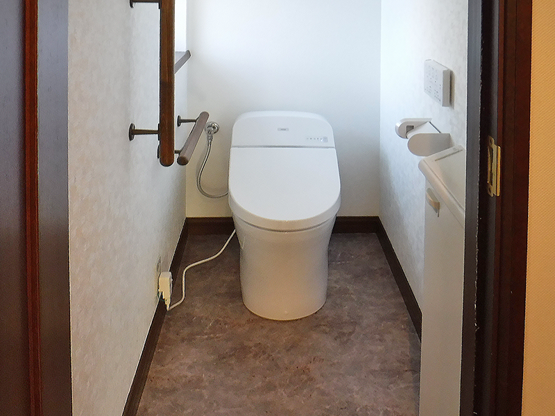 トイレ交換と内装のリフォーム工事