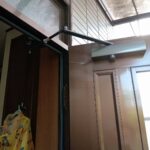 千葉市若葉区Kテラスにて玄関のドアクロ－ザ－を交換しました。
