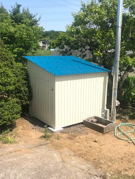 台風被害により破損した井戸ポンプ小屋と後の様子