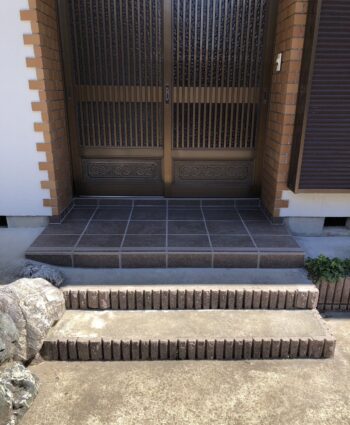 鎌ケ谷市K様邸で玄関のタイルの貼替工事を行いました。