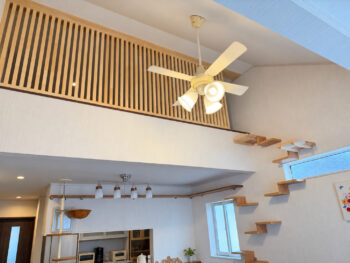 千葉県S様邸 でリビング上部の小屋裏に転落防止用の木製格子を設置しました
