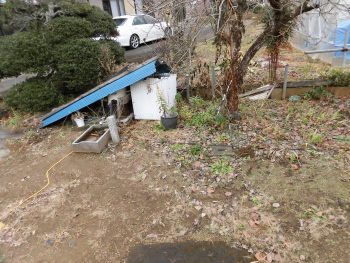 台風被害により破損した井戸ポンプ小屋と後の様子