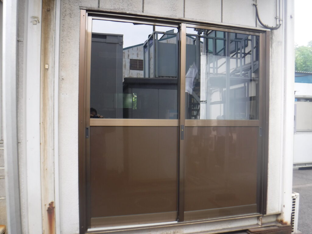 千葉市中央区M様食堂入口引違ドアの入替工事を行いました。