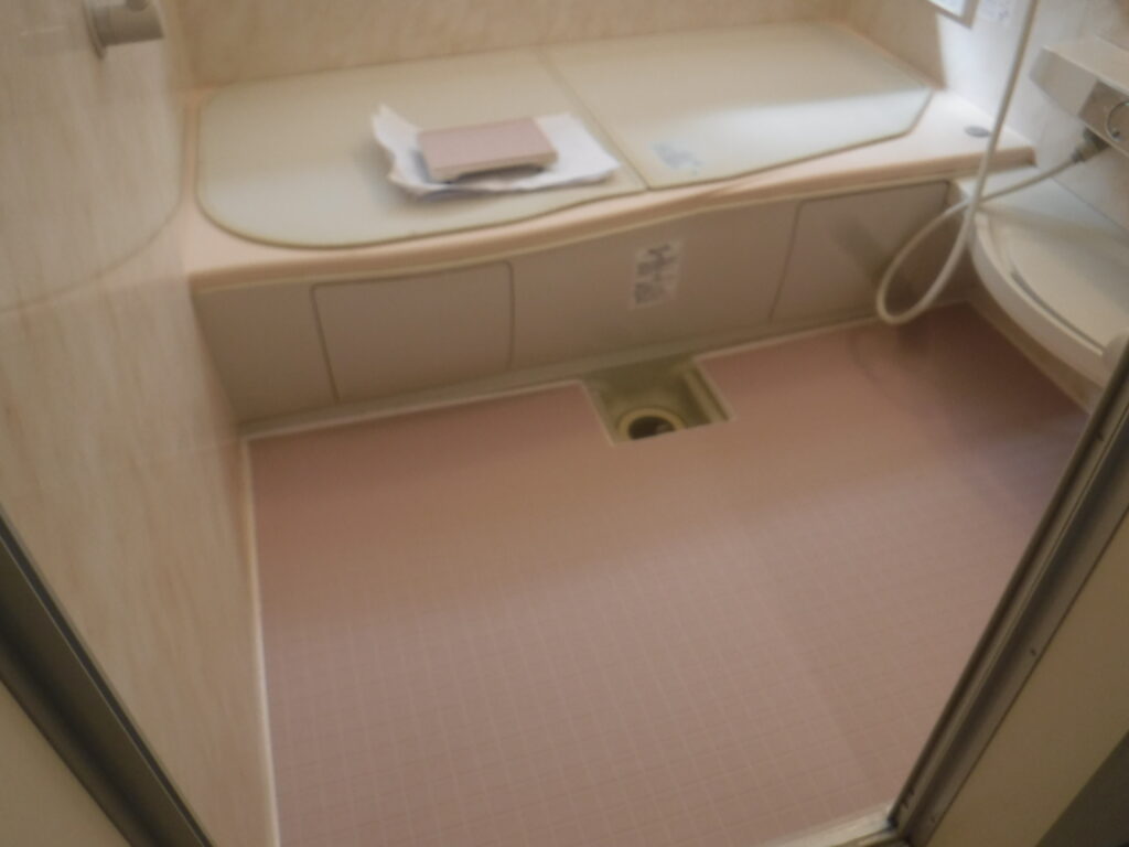 千葉市若葉区S様邸で浴室の床にフクビ製あんからシートを敷きました。