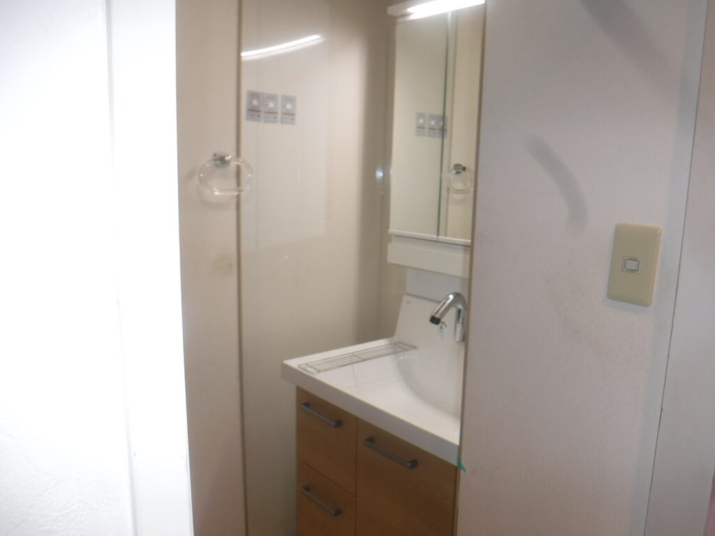 千葉県市原市M様邸でリクシル製洗面化粧台ピアラを取り付けました。