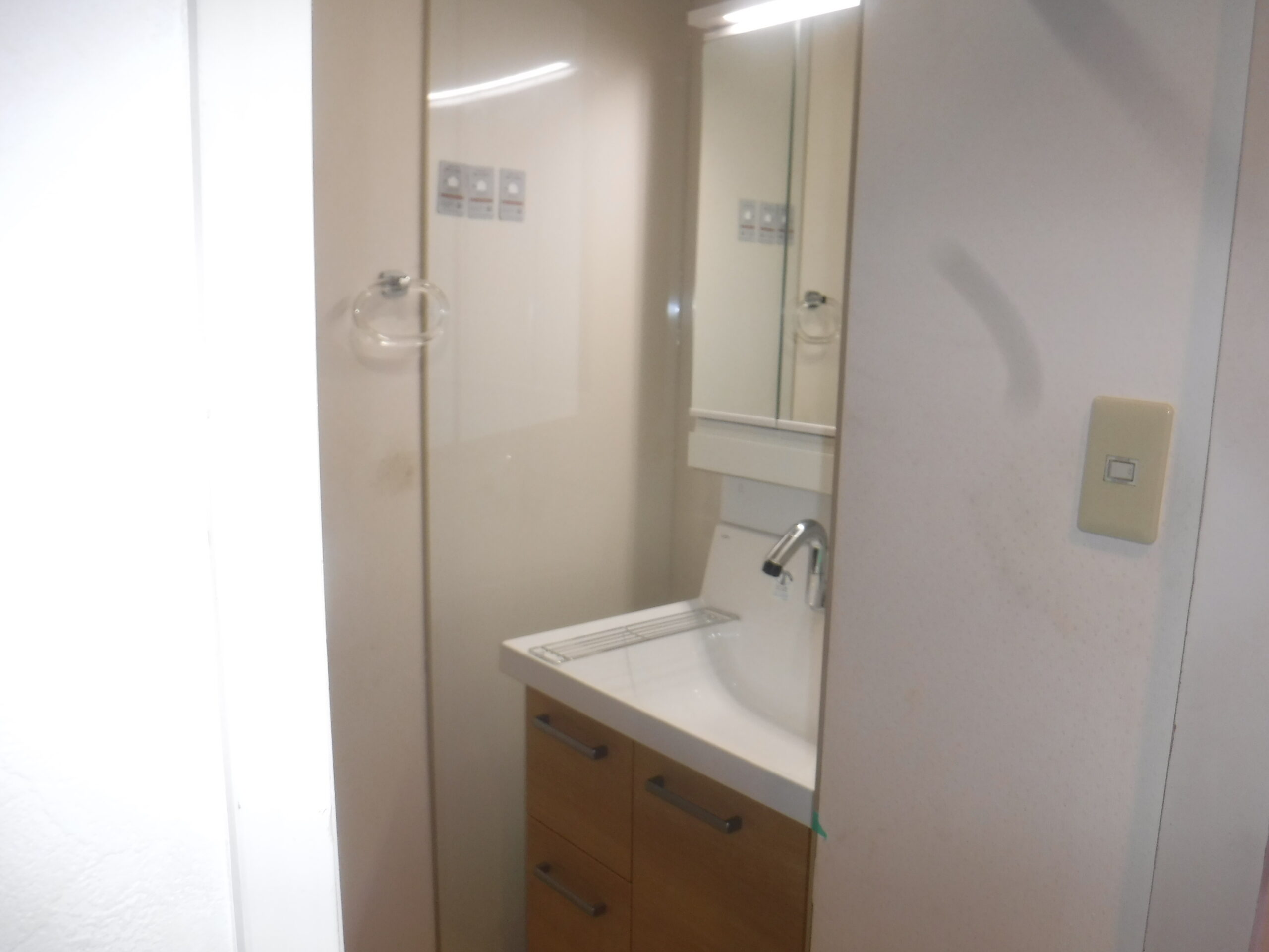 千葉県市原市M様邸でリクシル製洗面化粧台ピアラを取り付けました。 千葉県市原市M様邸でリクシル製洗面化粧台ピアラを取り付けました。