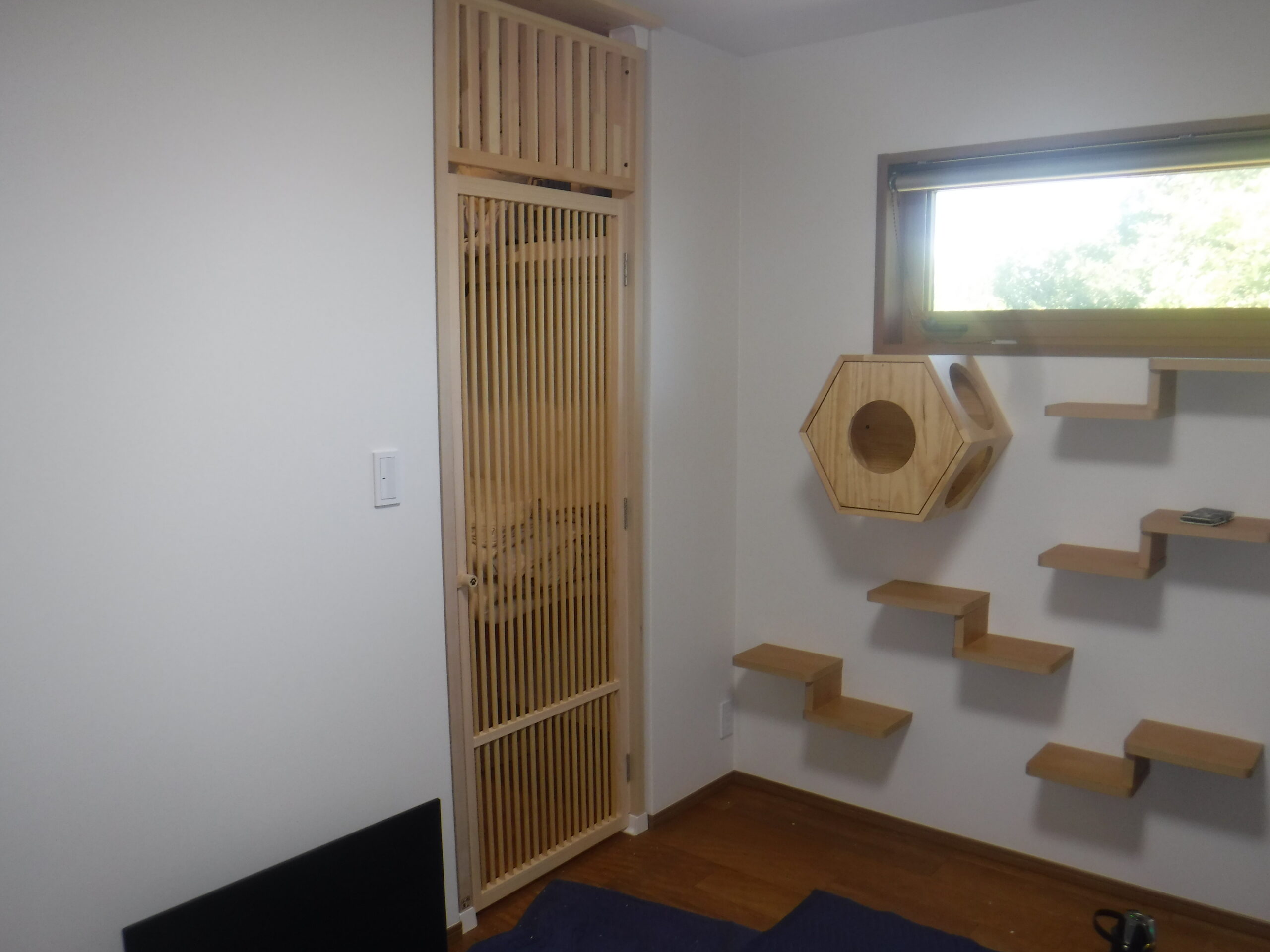 千葉県南房総市O様邸でニャンガ-ド取付工事とキャットステップを取り付けました。 千葉県南房総市O様邸でニャンガ-ド取付工事とキャットステップを取り付けました。