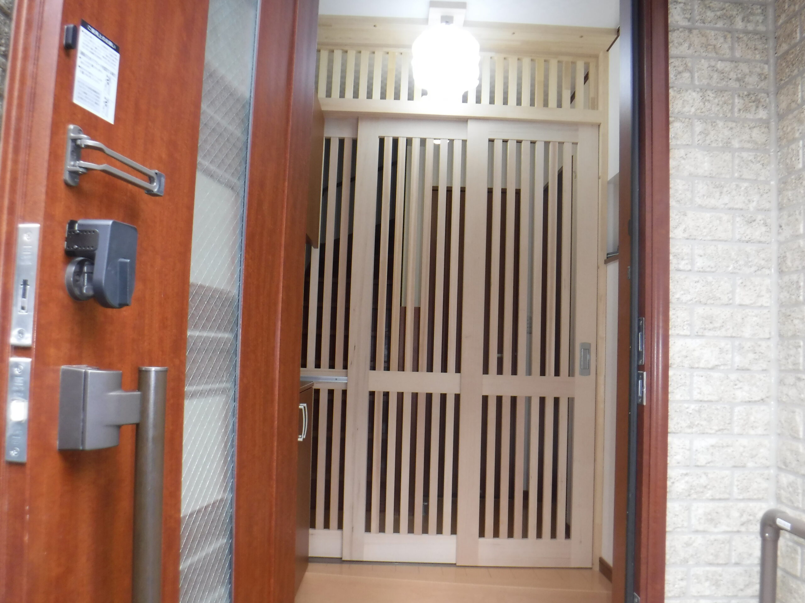 東京都墨田区F様邸で猫ちゃんの玄関脱走防止3枚扉を取り付けました。