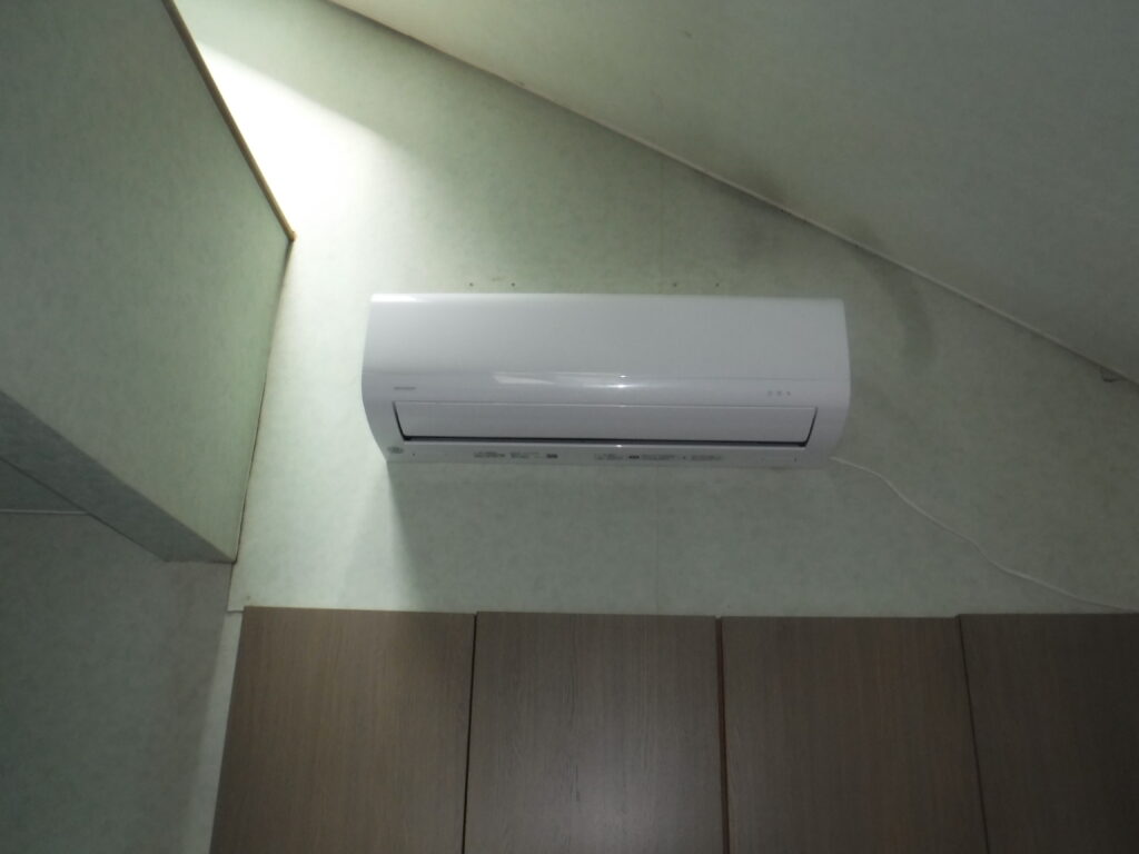 千葉市若葉区H様邸でエアコンの交換工事を行いました。