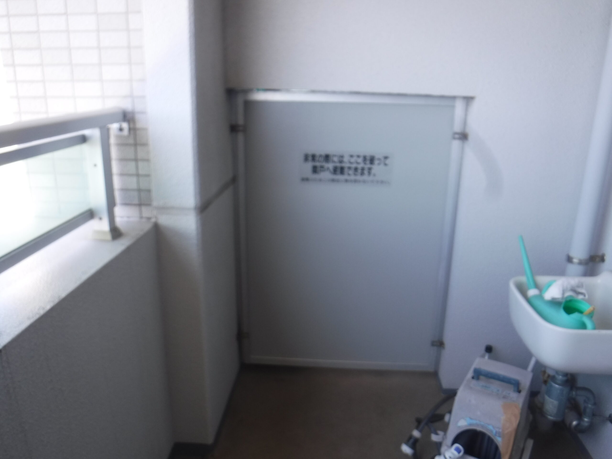 千葉市美浜区O様邸でベランダ隔て板の補修工事を行いました。
