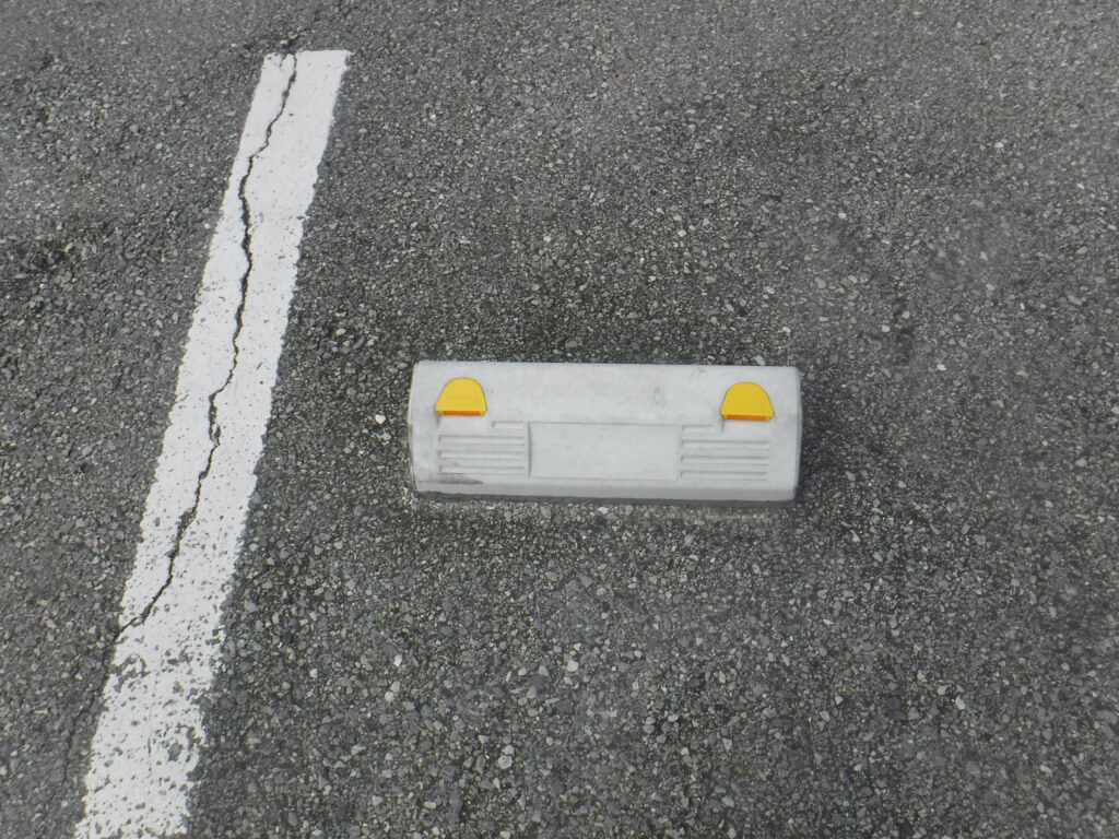 千葉市若葉区B動物病院様のパーキングの車輪止交換しました。