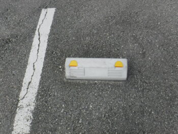 千葉市若葉区B動物病院様のパーキングの車輪止交換しました。