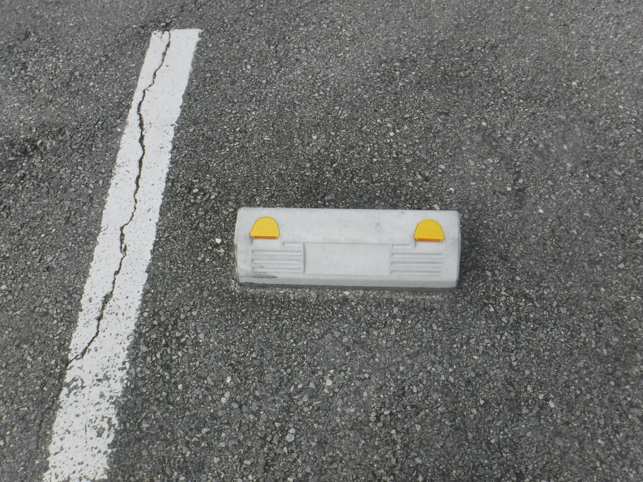 千葉市若葉区B病院様のパーキングの車輪止交換しました。