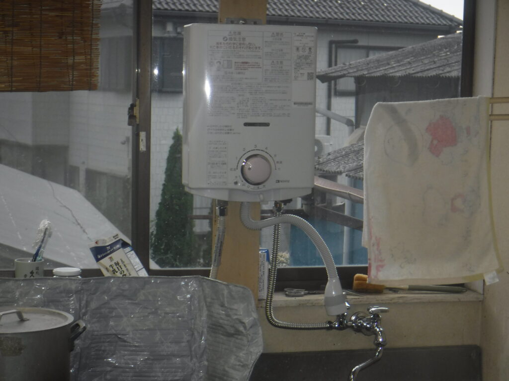 千葉市若葉区N様事務所の瞬間湯沸器交換しました。