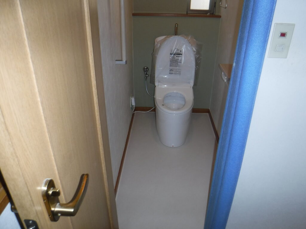千葉市若葉区N様邸でトイレの交換工事をおこないました。