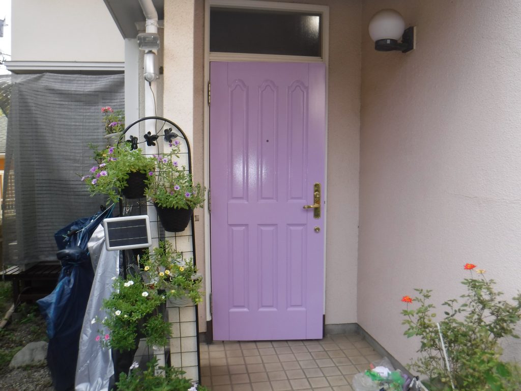 K様邸玄関ドアの鍵の交換と紫色に塗装｜千葉市中央区
