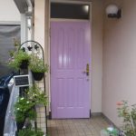 K様邸玄関ドアの鍵の交換と紫色に塗装｜千葉市中央区