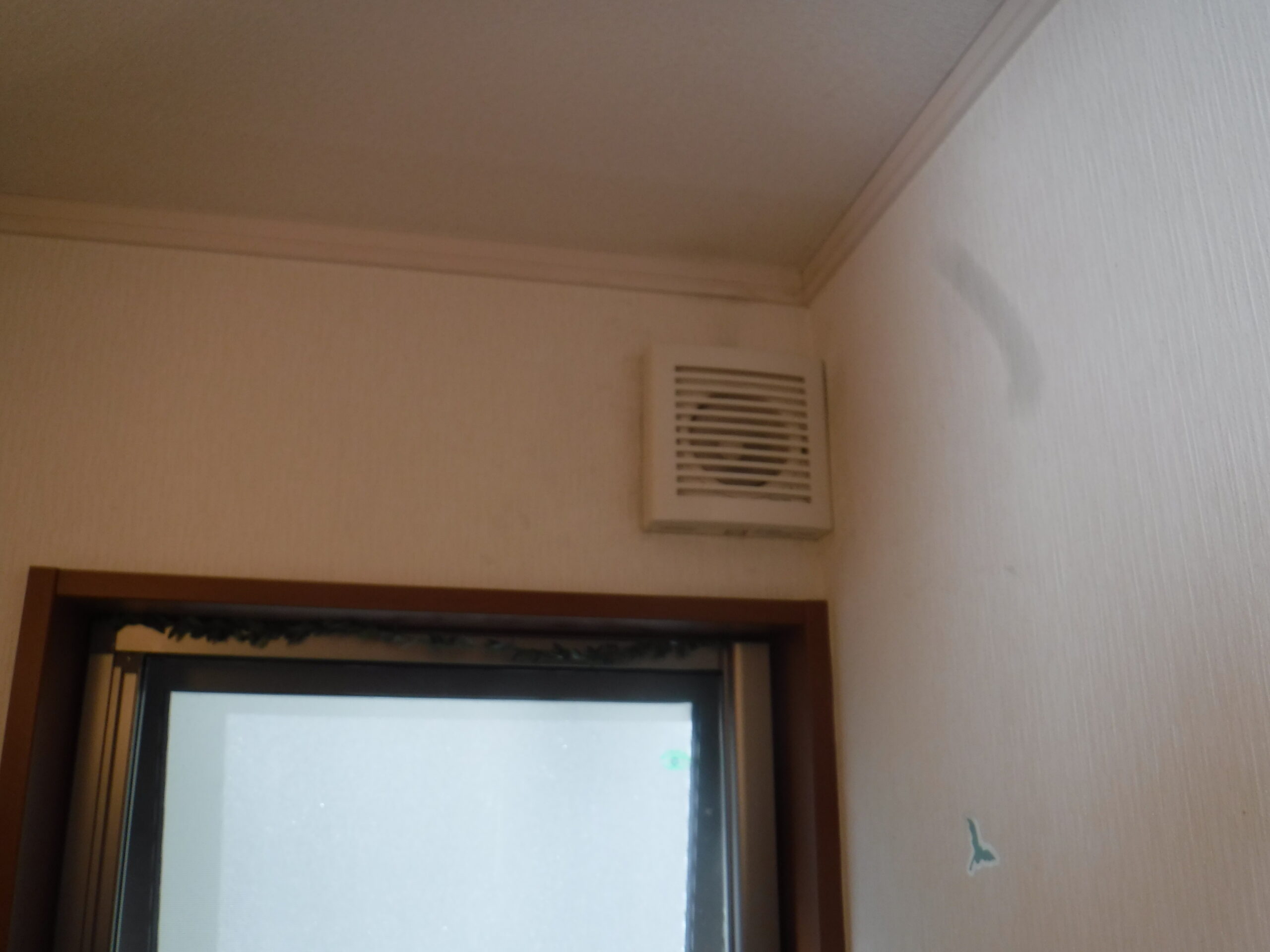 千葉市美浜区E様宅でマックス製トイレ換気扇を交換しました。