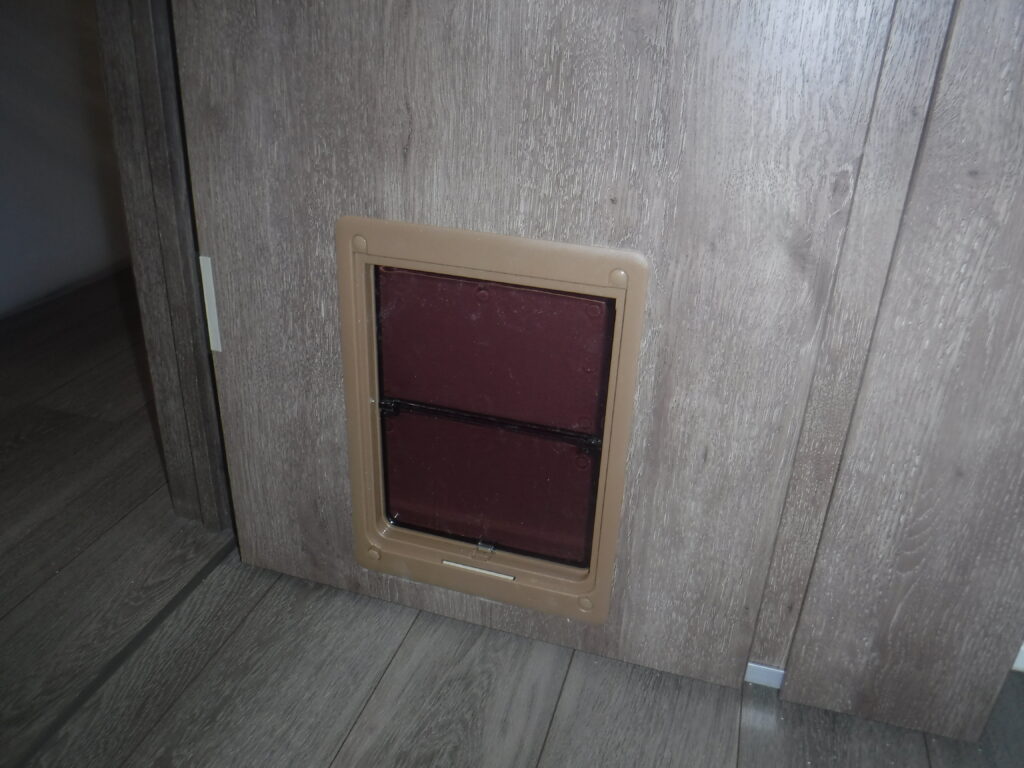 千葉県木更津市S様邸でアトム製ぺっとくぐ-るⅡを5台取り付けました。