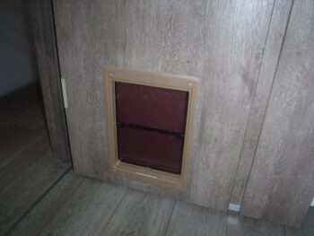 千葉県木更津市S様邸でアトム製ぺっとくぐ-るⅡを5台取り付けました。