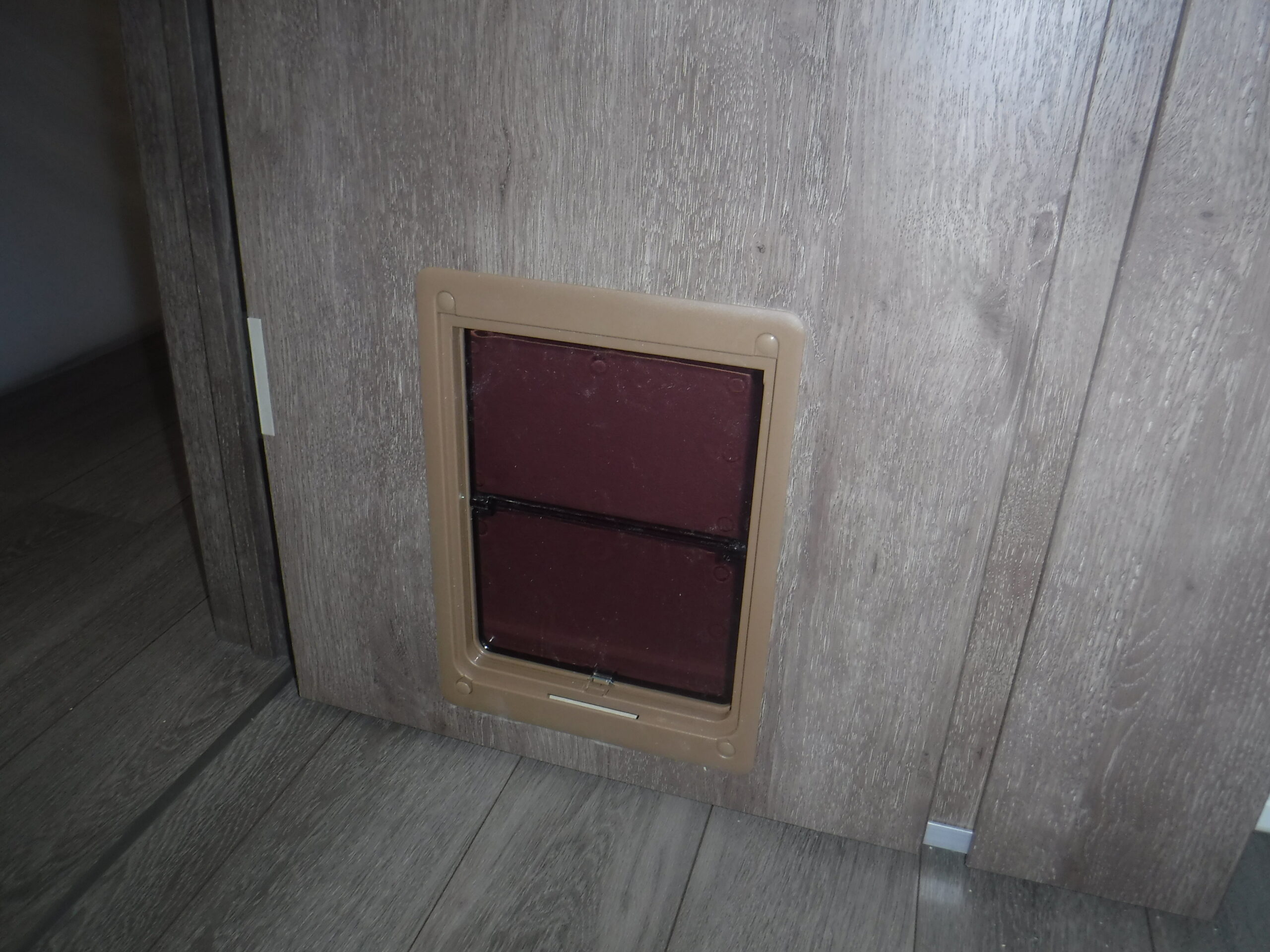 千葉県木更津市S様邸でアトム製ぺっとくぐ-るⅡを5台取り付けました。