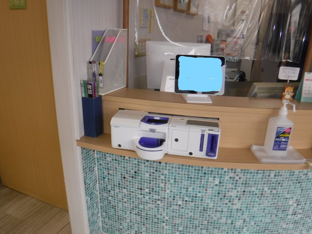 佐倉市H眼科様で自動精算機の、据え置き台を設置しました。