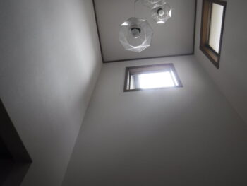 千葉市花見川区T様邸で玄関吹抜部分の漏水補修工事を行いました。