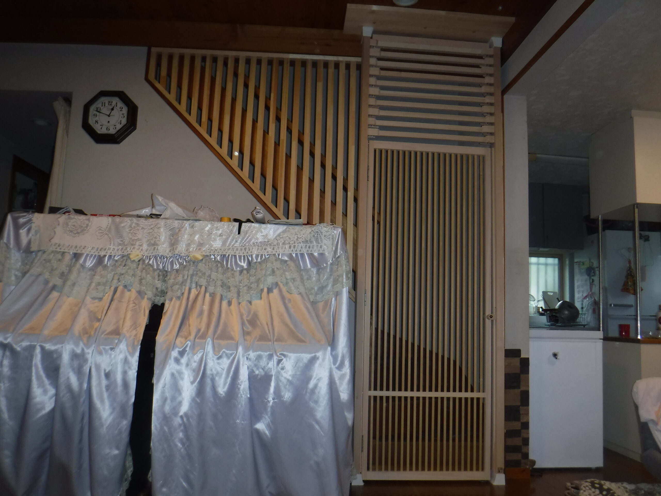 千葉県N様邸でねこ工房製ランマ付きニャンガ-ドを階段前に取り付けました。 千葉県N様邸でねこ工房製ランマ付きニャンガ-ドを階段前に取り付けました。