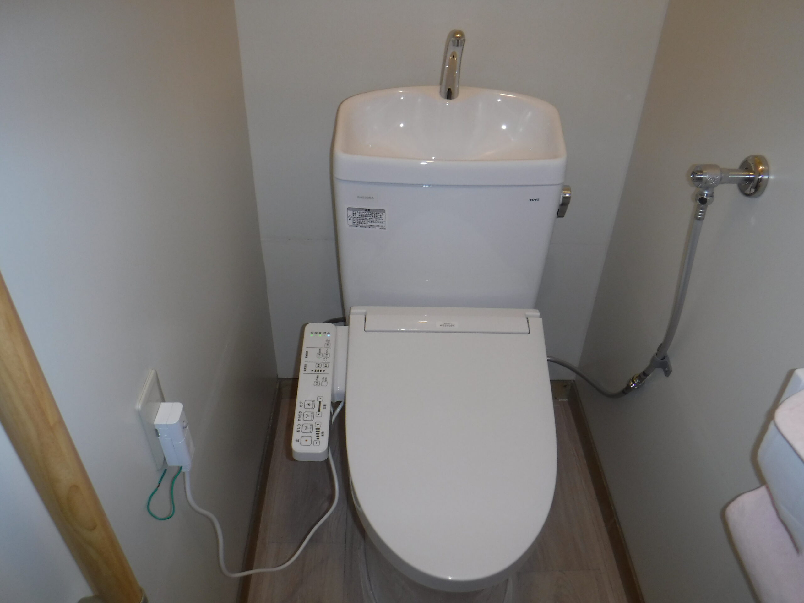 千葉市若葉区F様邸でトイレの交換工事を行いました。