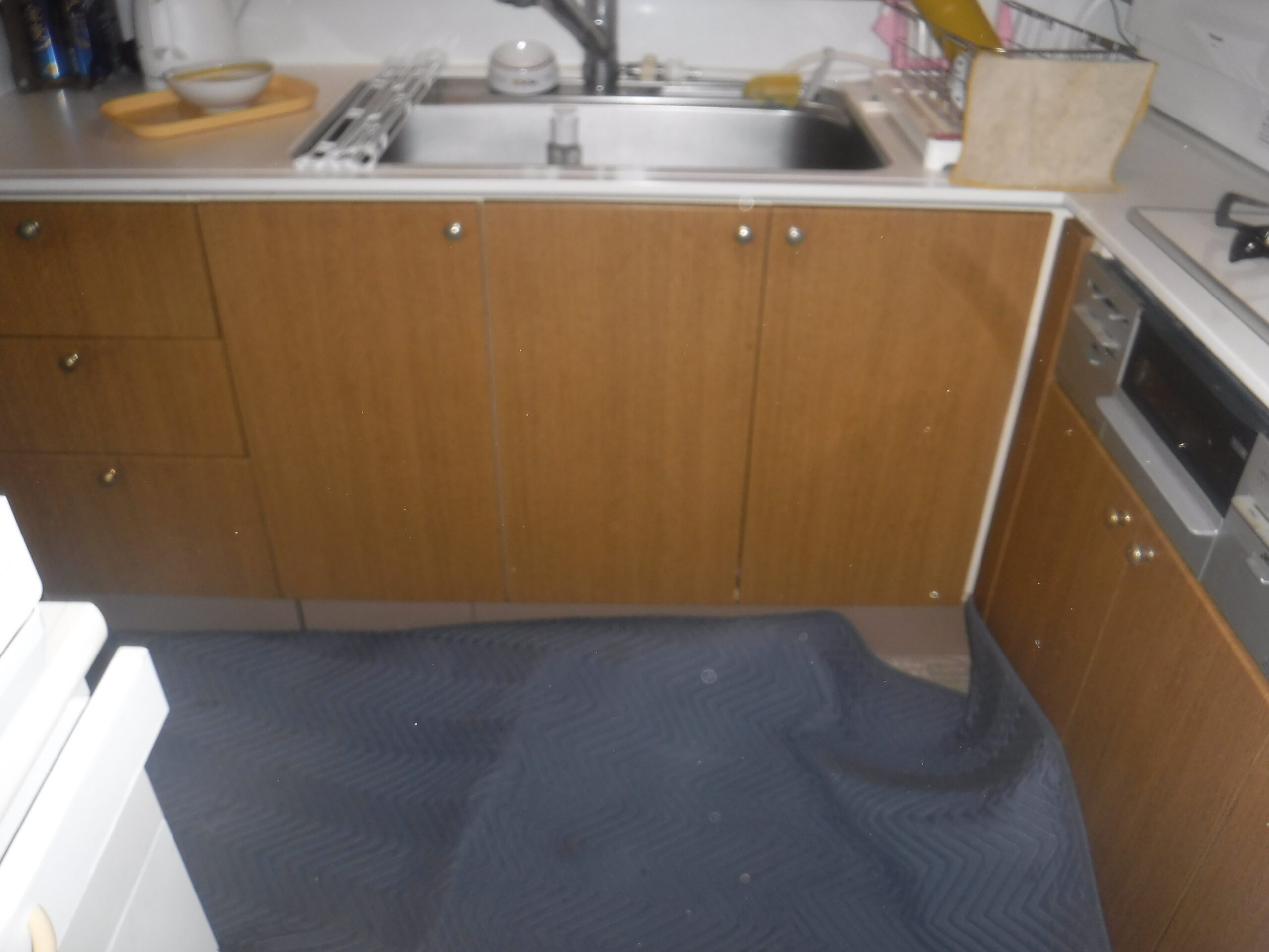 千葉市美浜区Y様邸でシステムキッチンの扉の丁番金具を交換しました。