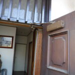 千葉市若葉区F様宅にて玄関ドアクロ－ザ－交換しました。