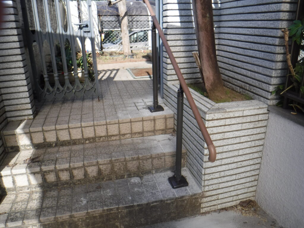 千葉市若葉区S様邸でアプロ－チ階段の手摺とりつけました。