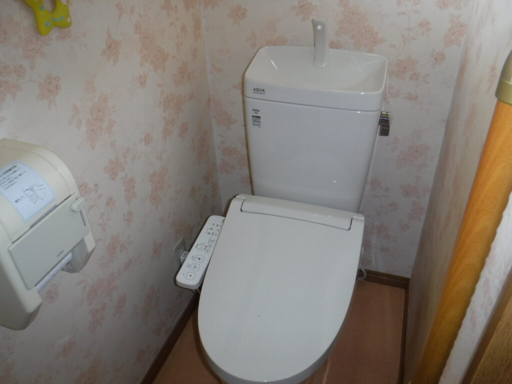 千葉市若葉区I様貸家でリクシル製アメ－ジュリトイレタイプに交換しました。