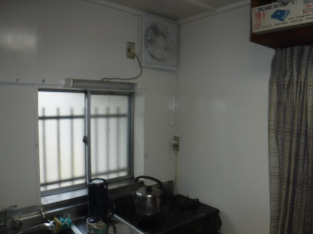 千葉市若葉区K様邸で台所の換気扇交換と塗装工事をしました。