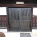 千葉市若葉区O様邸で木製玄関扉を交換しました。