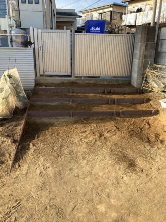 遊び場の階段工事