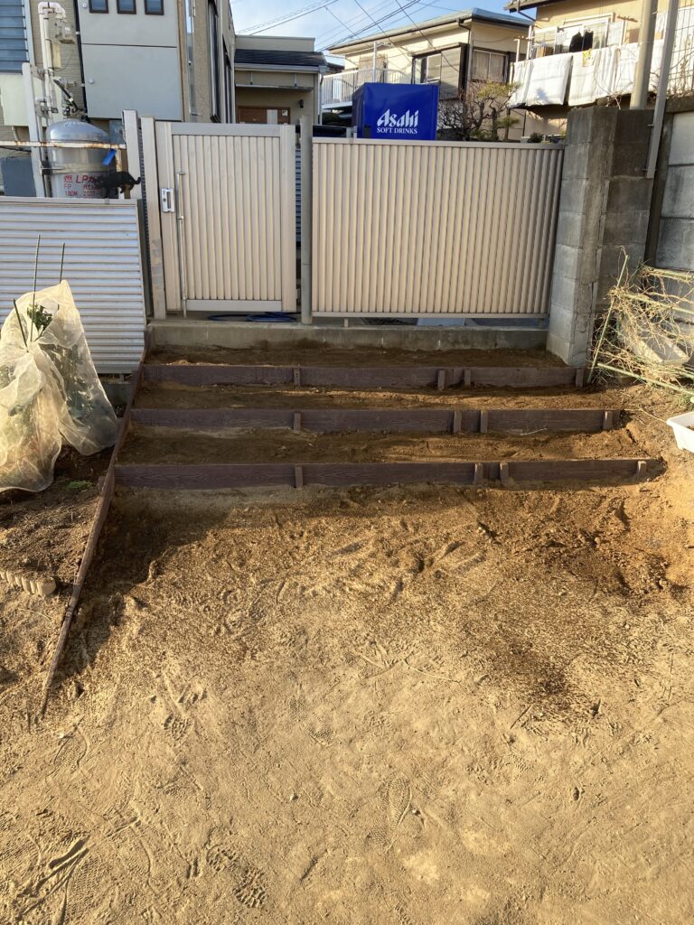 遊び場の階段工事