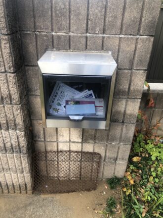 千葉県佐倉市O様邸で郵便ポストのフタを交換しました。