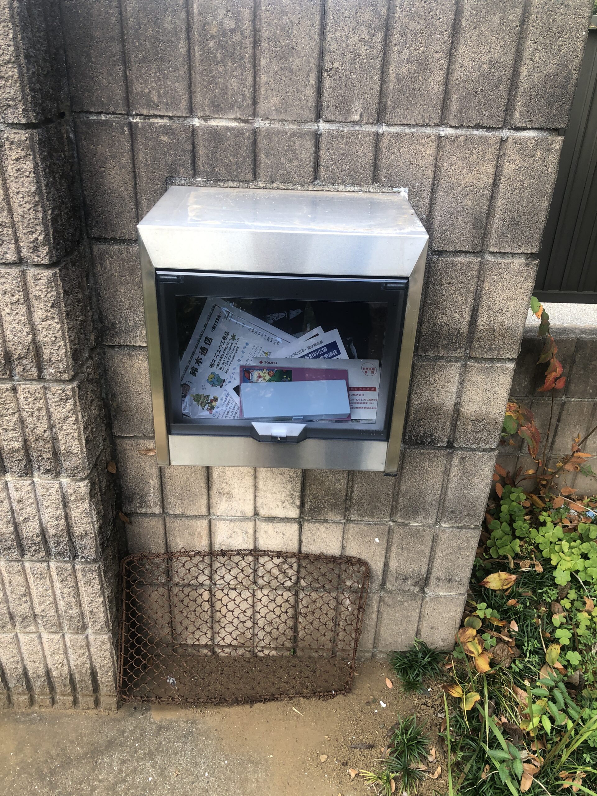 千葉県佐倉市O様邸でポストの蓋を交換しました。