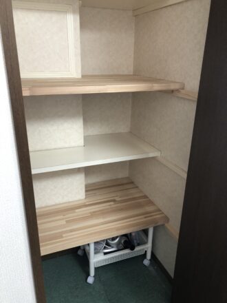 千葉市花見川区H様邸で押入の棚を2枚増やしました。
