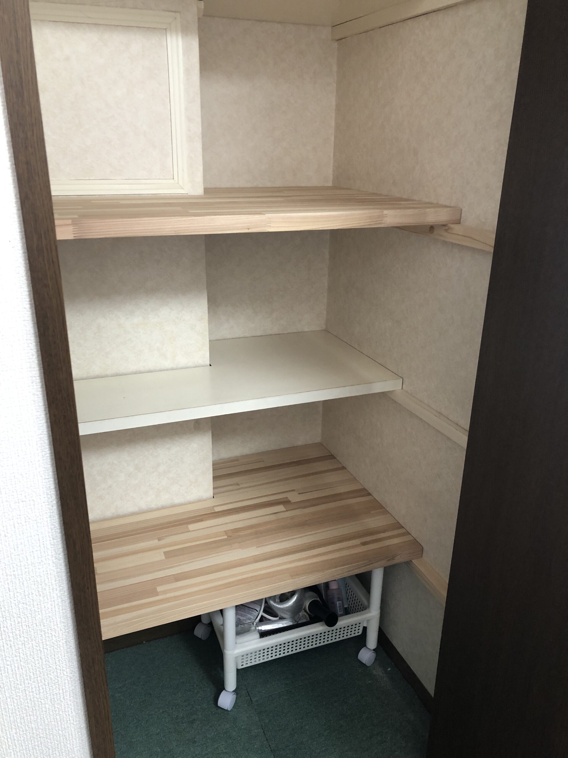 千葉市花見川区H様邸で押入の棚を2枚増やしました。
