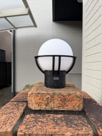 千葉県八千代市Y様邸でパナソニック製門柱灯に交換しました。