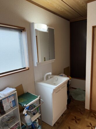 千葉市中央区A様邸で2階の洗面化粧台と給湯器の交換工事を行いました。