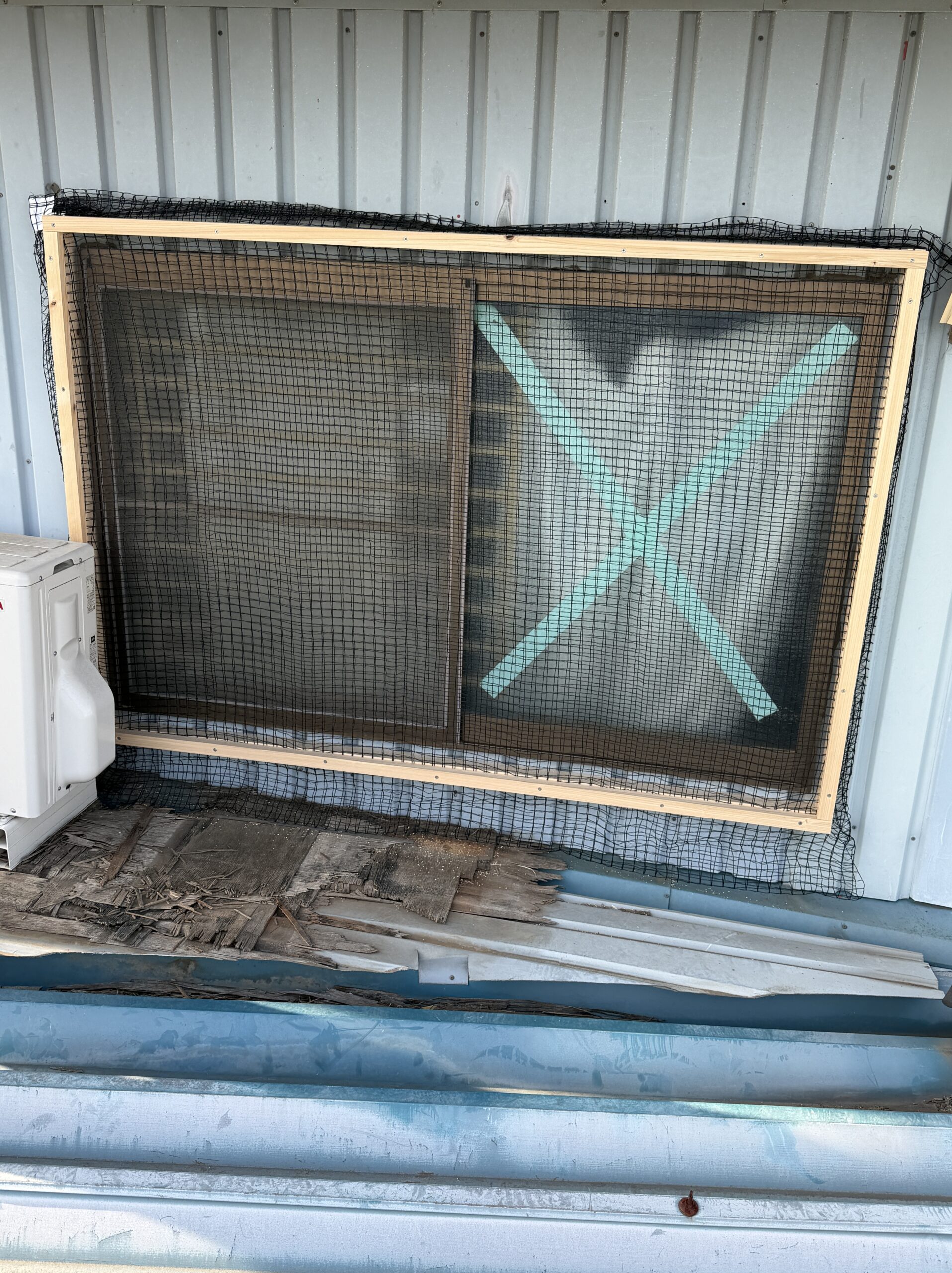 千葉市若葉区M様宅に猫ちゃんの脱走防止網取り付けました。