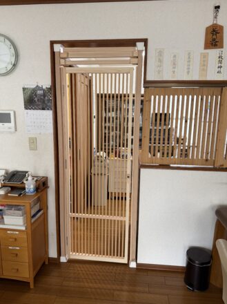 千葉市若葉区F様邸でねこ工房製にゃんが－どを台所入口に取り付けました。