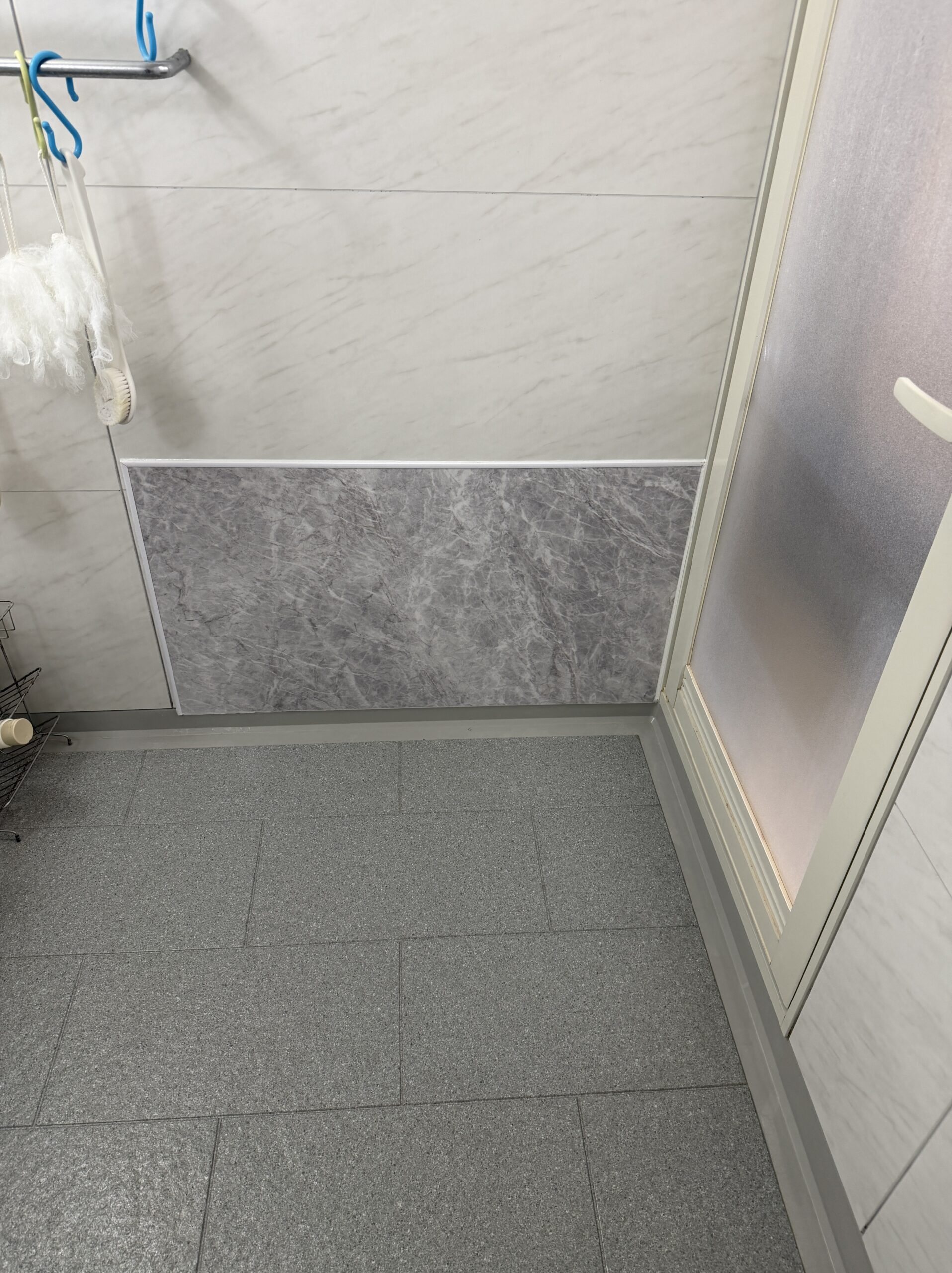 千葉市美浜区H様邸でユニットバスの壁を補修しました。