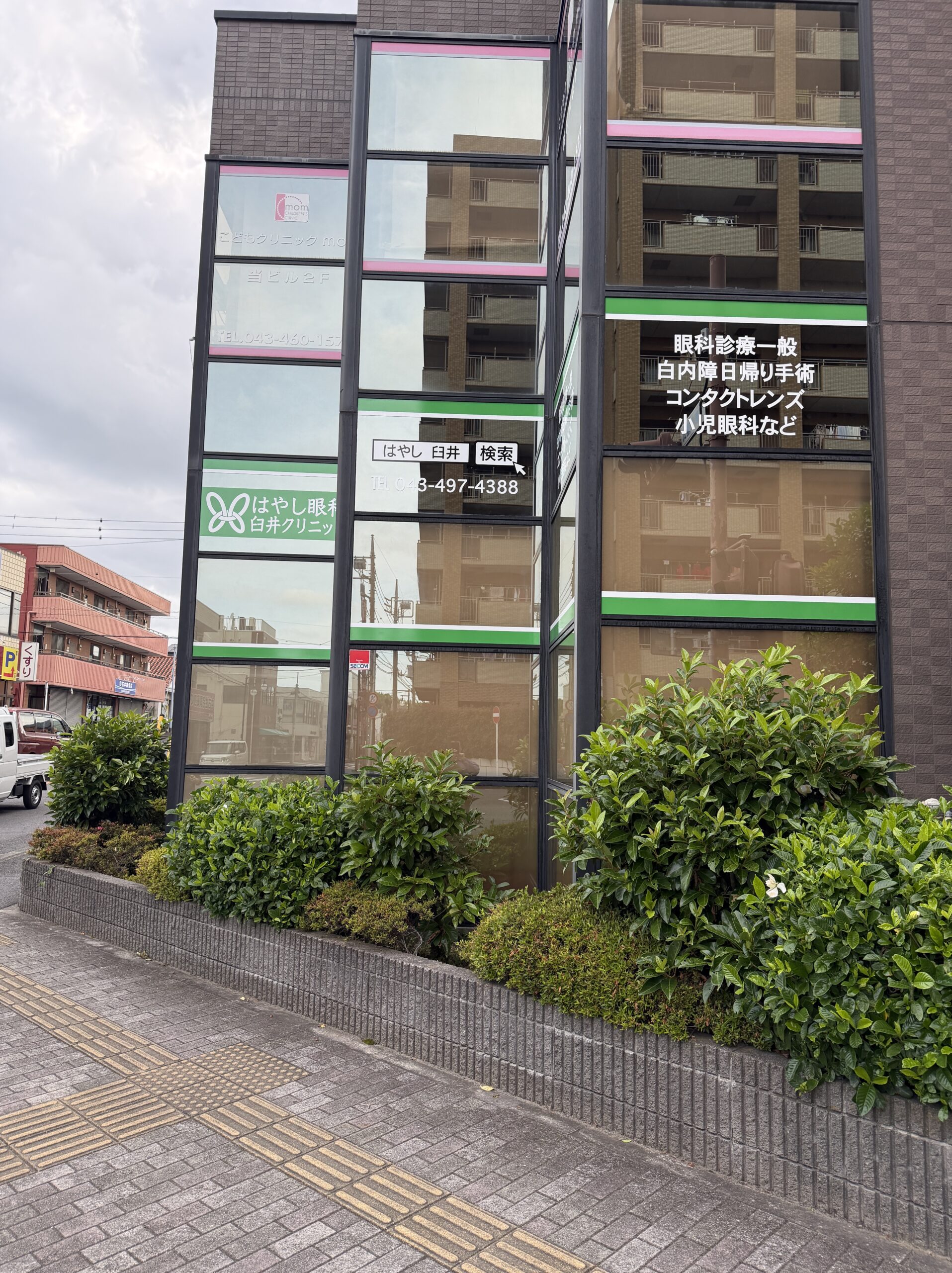 千葉県はやし眼科様でガラスサインフィルムを貼替ました。