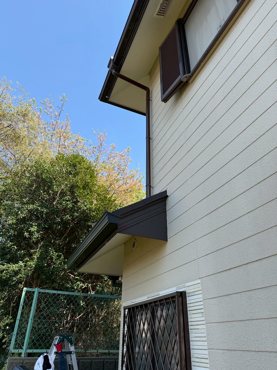 千葉市花見川区T様邸で樋の交換工事を行いました。